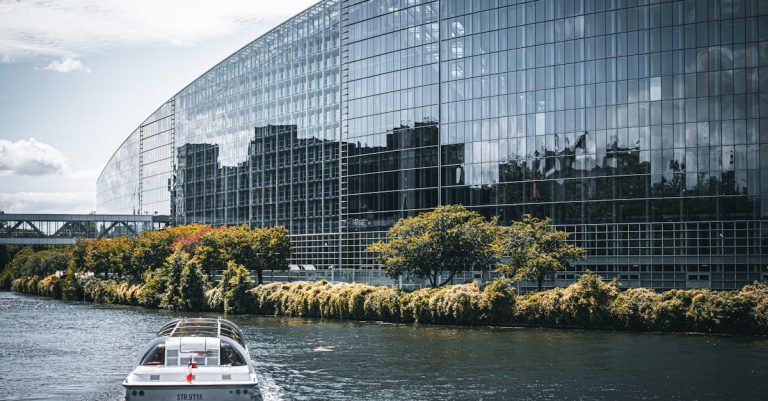 Envie de découvrir la beauté de l&rsquo;Ill à Strasbourg lors d&rsquo;une balade en bateau ?