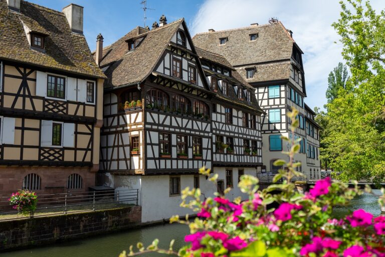 Quels sont les lieux emblématiques à ne pas manquer lors d&rsquo;une visite à Strasbourg ?