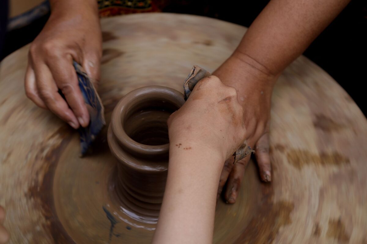 Réussir son premier atelier de poterie : préparer sa séance et progresser sereinement