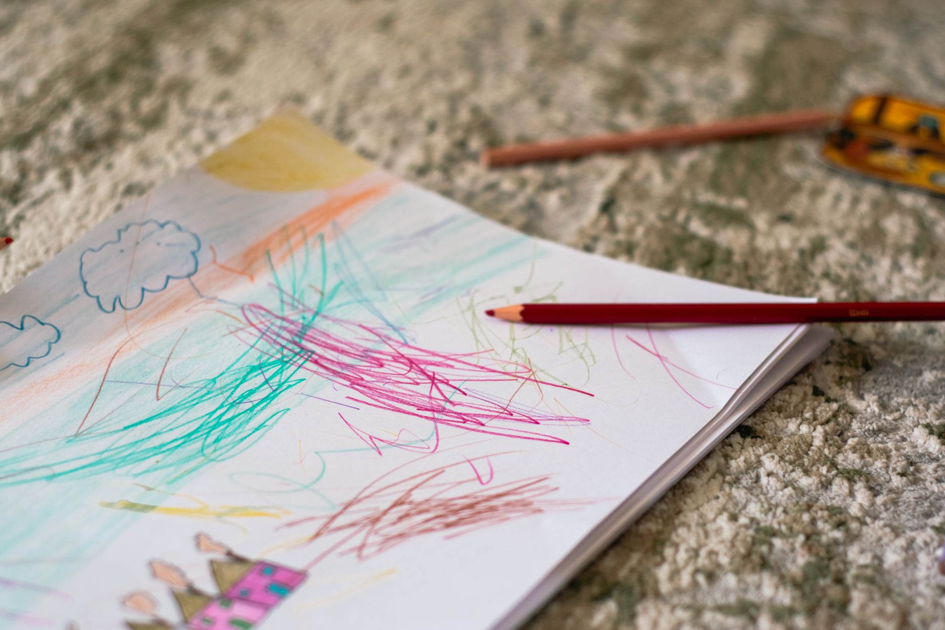 Faire dessiner son quotidien à un enfant, de la rue au tramway